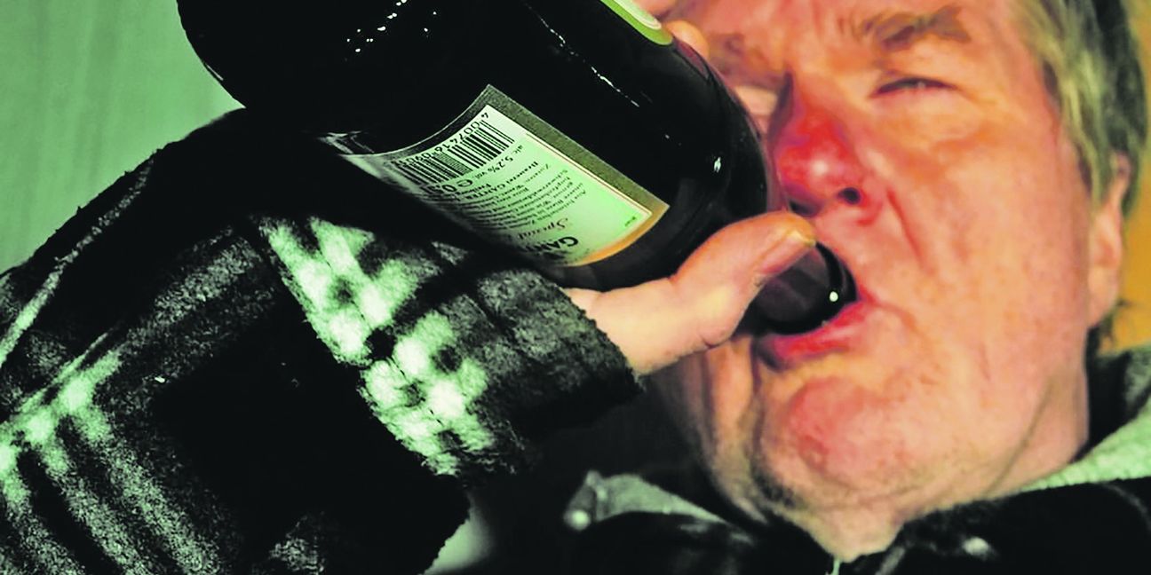Auch im reifen Alter lauert die Gefahr der Alkoholsucht an jeder Ecke. Menschen ab 65 Jahren sind laut AOK besonders gefährdet alkoholkrank zu werden. Bild: pixabay / AOK