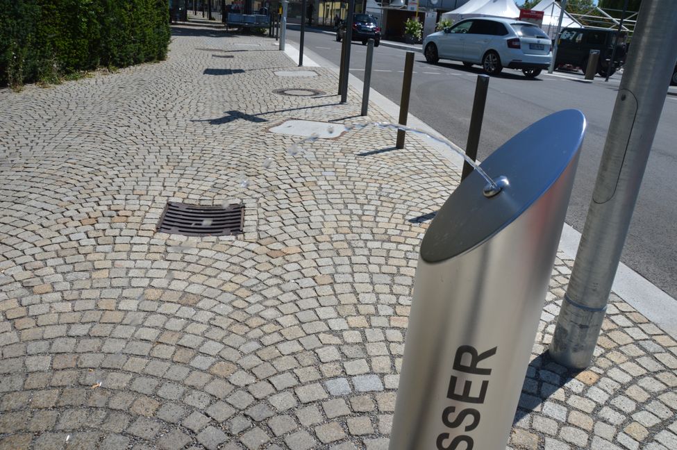Verdursten muss niemand in Böblingen. Wasser zum Mitnehmen oder als Kopfdusche  bietet die Trinkwassersäule am Elbenplatz.  Bild: Gluiber