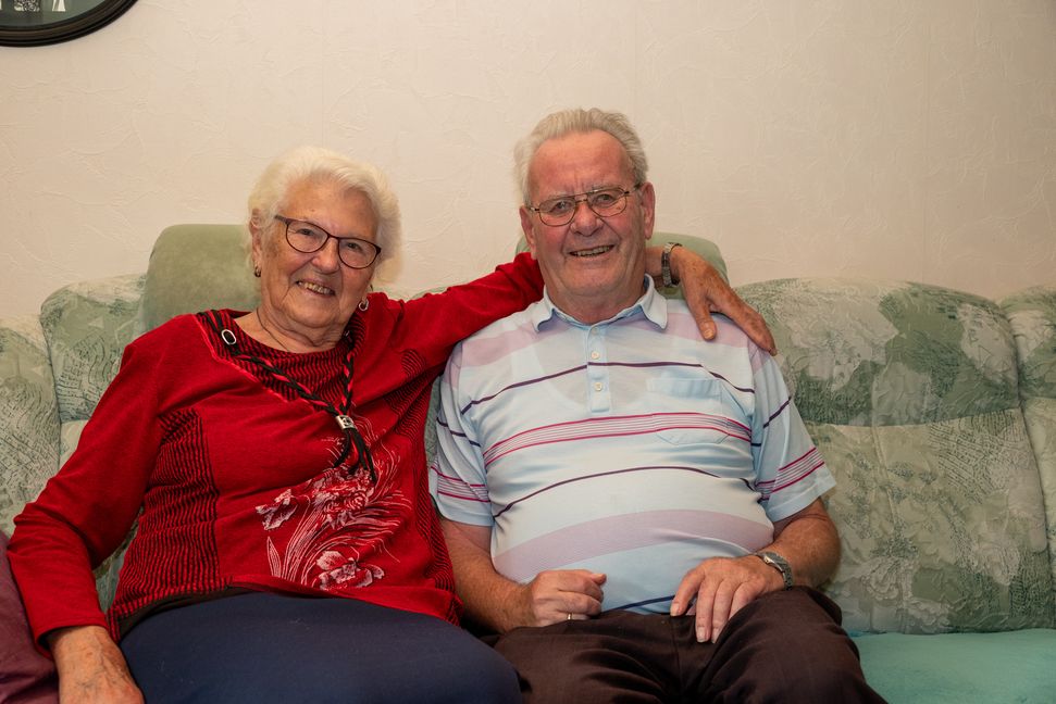 Gertrud und Hans-Günther Schubert auf dem heimischen Sofa. Bild: Nüßle