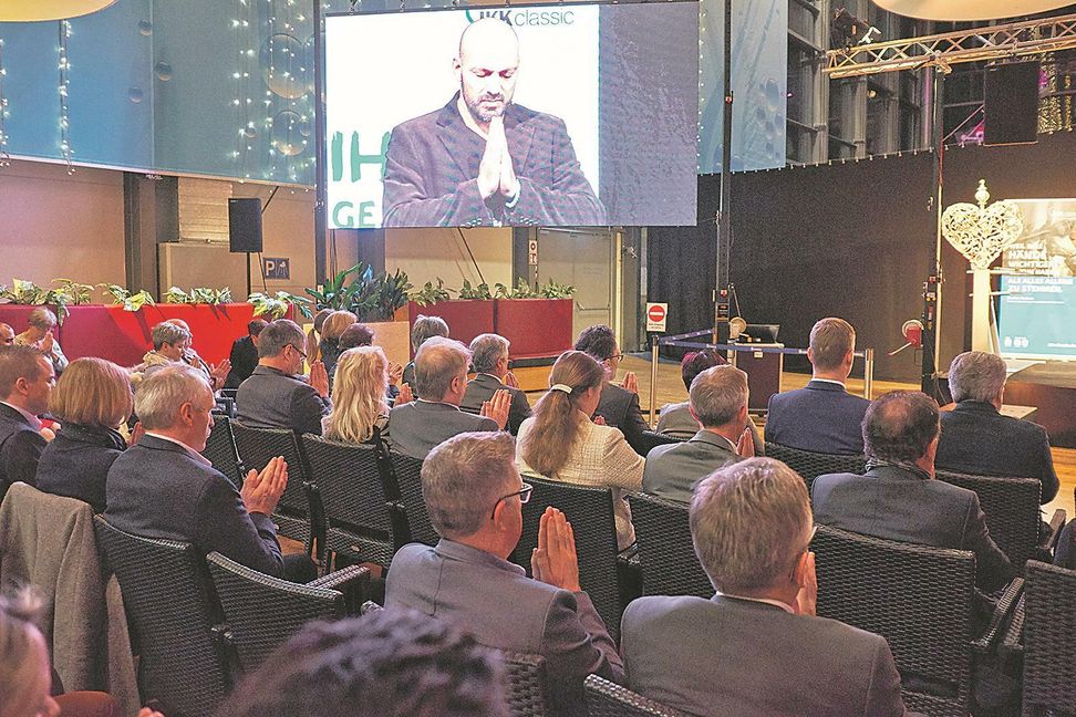 Bewegend, weil so beruhigend: Kampfkünstler Yasin Mengüllüoglu lässt die Besucher im Sensapolis zur Ruhe kommen. Bild: Kittelberger