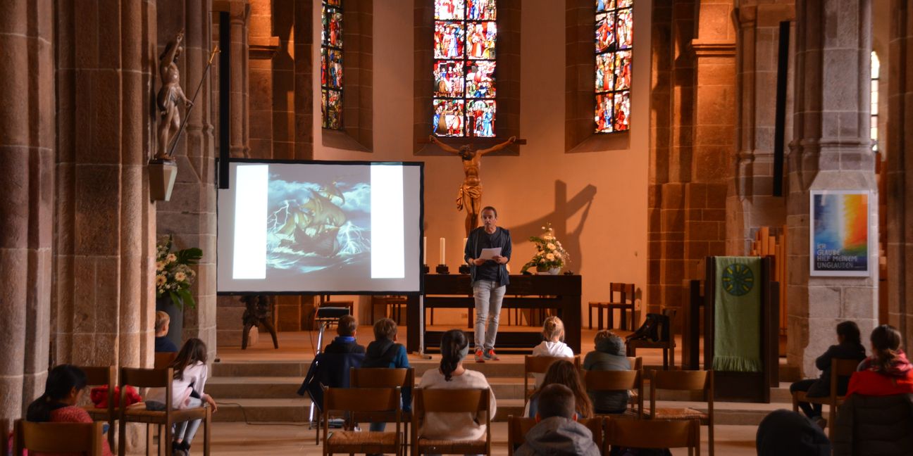Von Geisterschiffen und Zeitmaschinen: Der Autor Stefan Gemmel liest Schülern des Stiftsgymasiums in der Martinskirche vor. Bild: Kienzle