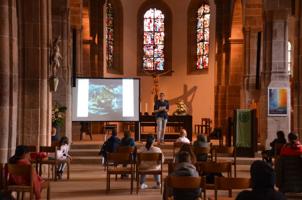 Von Geisterschiffen und Zeitmaschinen: Der Autor Stefan Gemmel liest Schülern des Stiftsgymasiums in der Martinskirche vor. Bild: Kienzle