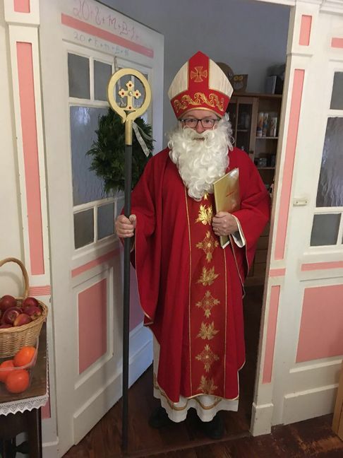 Jetzt kommt die Zeit von Heinrich Lutz. Er ist als Nikolaus unterwegs.                       Bild: z