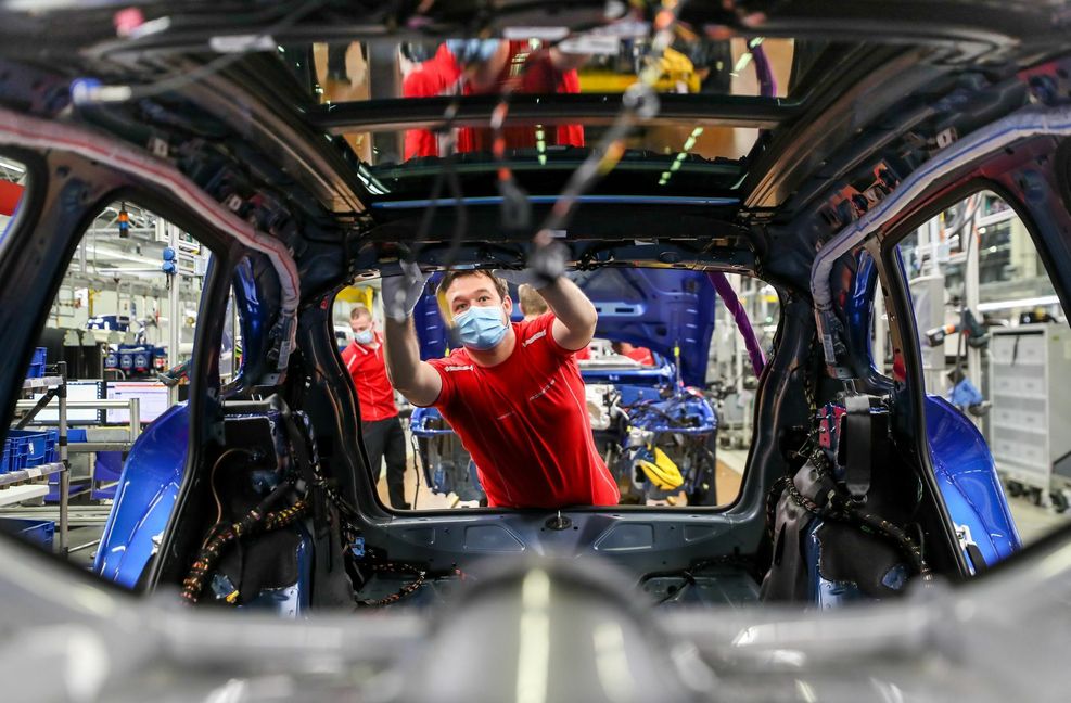 Ferienjobs am Fließband sind sehr begehrt. Es gibt aber auch Alternativen.
 Foto: dpa//Jan Woitas