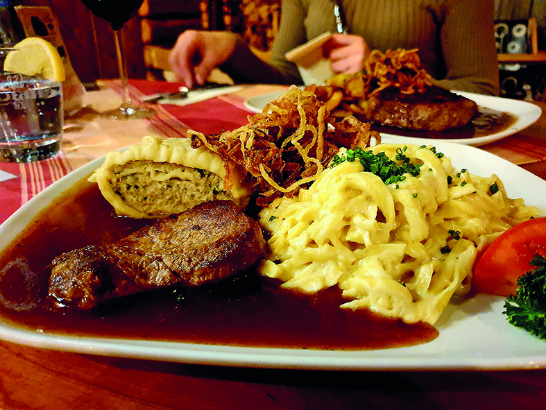 Im Krabba-Nescht legt man Wert auf Qualität und produziert die Maultaschen und Spätzle selbst.   Bild: Celine Imensek