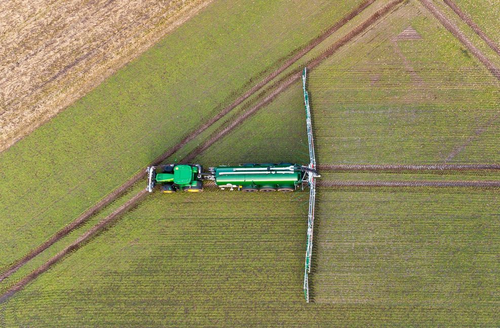 Auch die Ausbringung von Gülle trägt zur Nitratbelastung des Grundwasser bei. Foto: dpa/Philipp Schulze