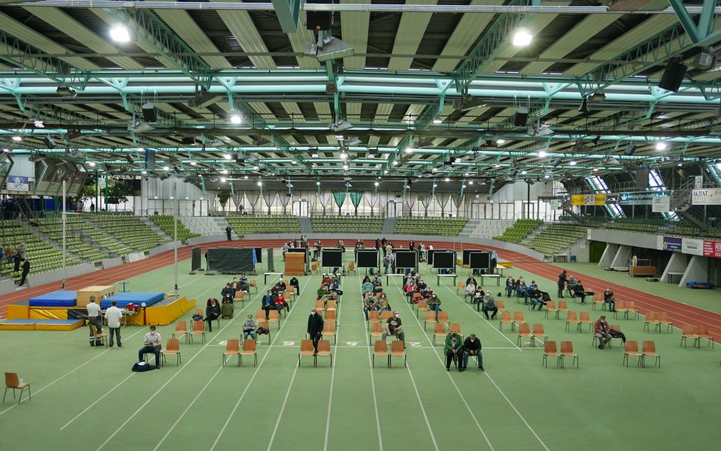 Zweiter Impfmarathon im Glaspalast: Für die Geimpften war der Impfmarathon recht schnell vorbei. Ärzte und Helfer hatten alle Hände voll zu tun. Bild: Jung