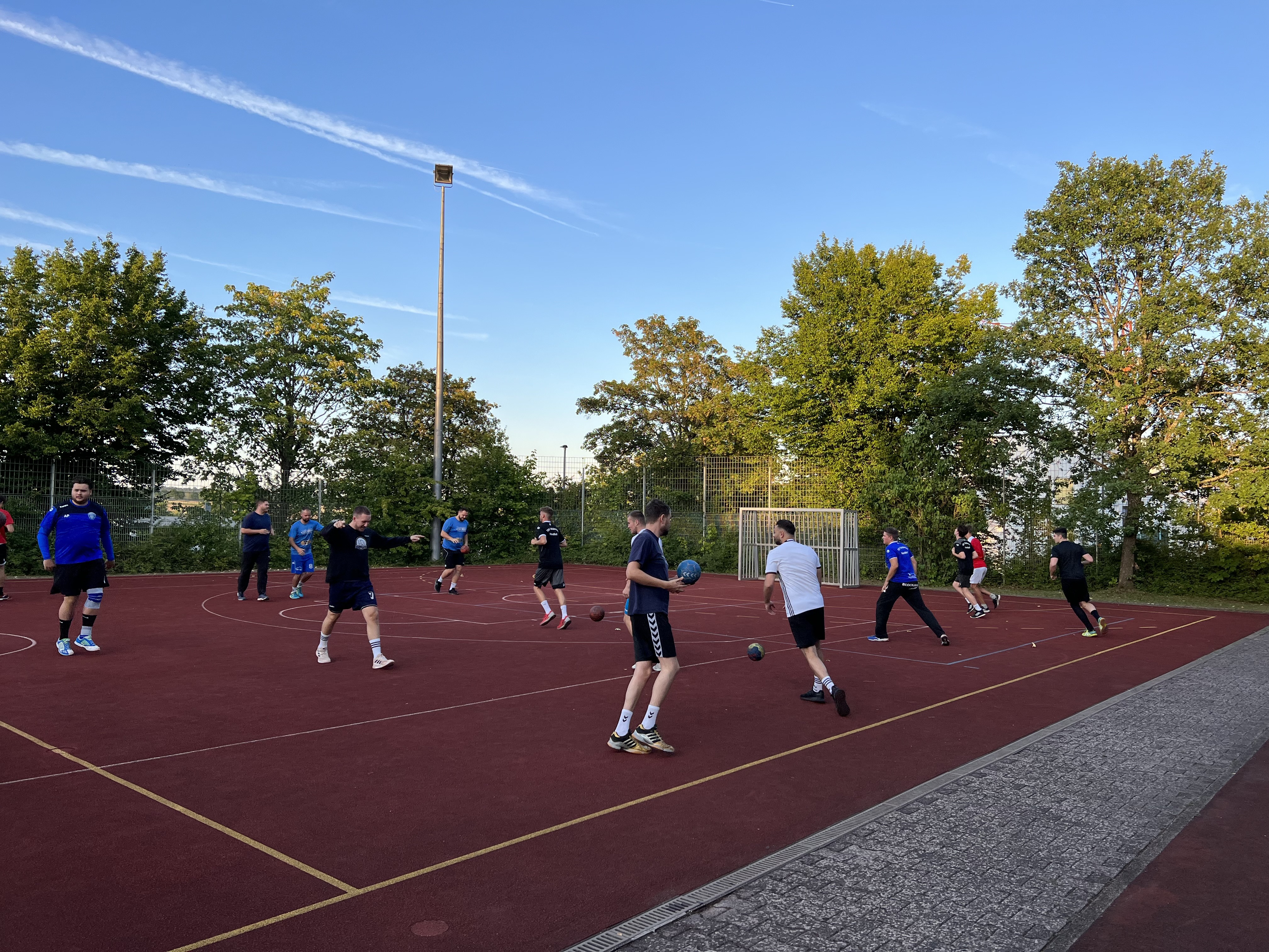 Die Schönaicher Bezirksliga-Handballer müssen sich im Freien auf die neue Saison vorbereiten. Bild: z