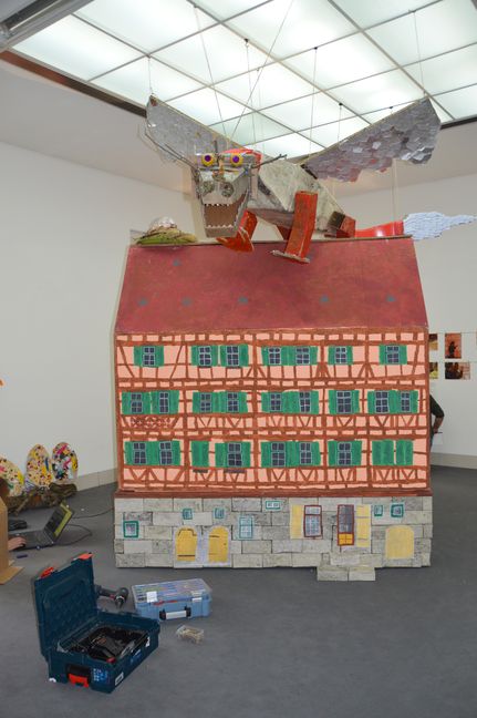 Letzter Feinschliff an den Kita-Kunstwerken wie hier von Kita und Hort Brunnenwiese, bevor die "Kunst-Stoff"-Ausstellung in der städtischen Galerie am Samstag eröffnet wird. Bild: Groß