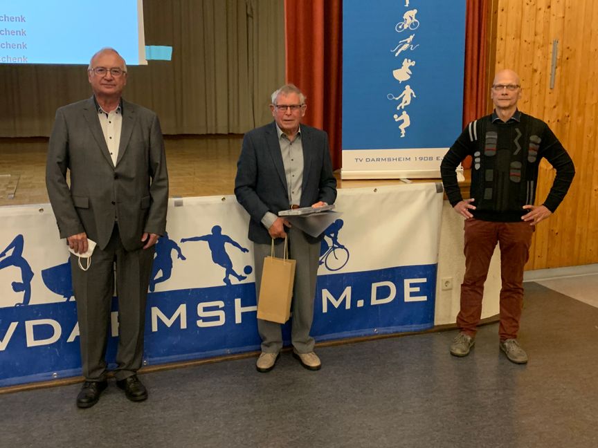 Der TVD-Vorsitzende Hasso Bubolz (links) und sein Stellvertreter  Dr. Claus Lehners  ehren Oswald Kienlefür 70 Jahre Mitgliedschaft. Bilkd: Holzapfel