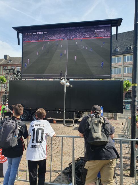 Auf den Leinwänden läuft noch einmal das Finale.Bild: z