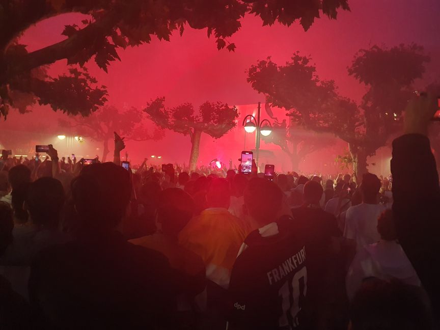 Bengalos färben die Nacht mit roter Farbe.     Bild: z