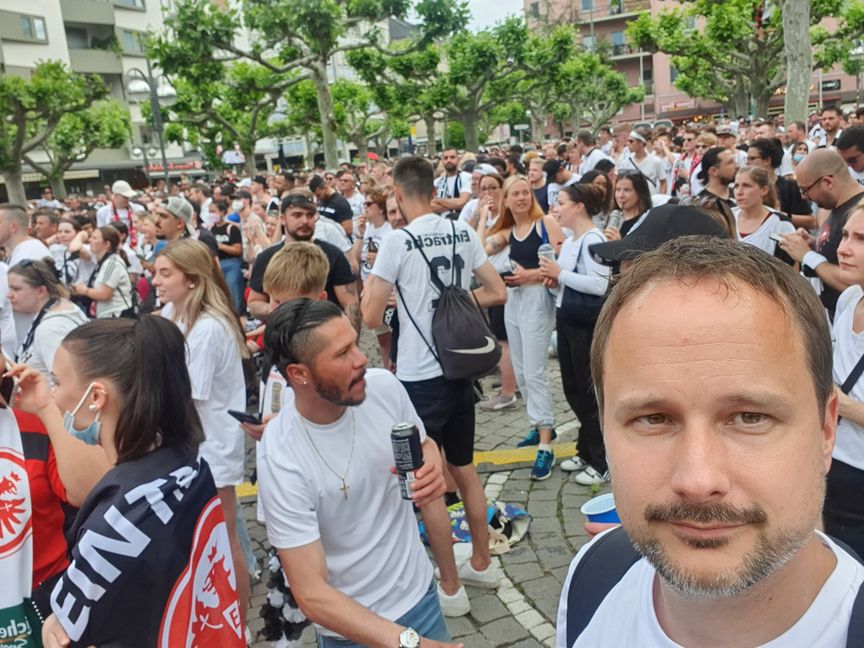 So viele Fans sind schon nachmittags da und dürfen trotzdem nicht mehr auf den Römer. Andreas Höhn trägt es mit Fassung.Bild: z
