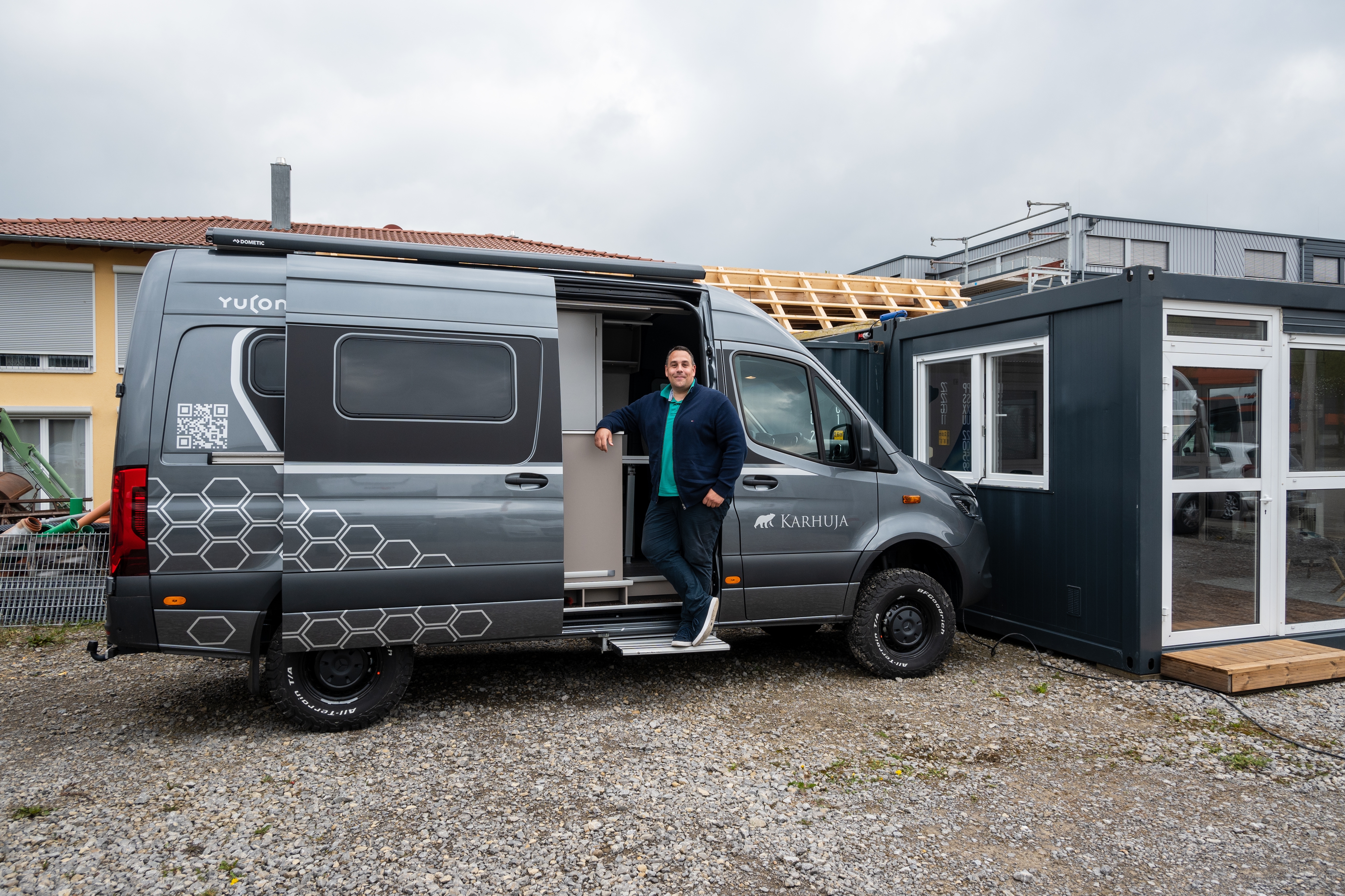 Pascal Böker hat zusammen mit Michael Mäkela ein Start-Up-Unternehmen gegründet und vermietet in Grafenau Wohnmobile. Ein Angebot, dass er in Zukunft mit weiteren Ideen anreichern und an neuem, größeren Standort ausbauen möchte. Bild: Nüssle