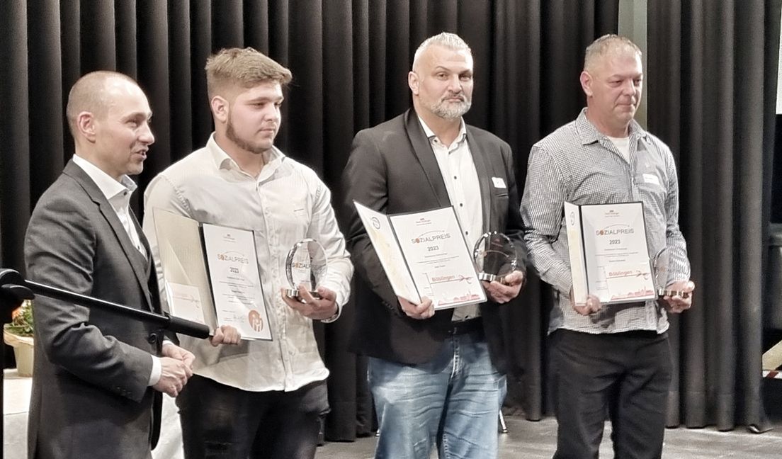 Böblingens Oberbürgermeister Dr. Stefan Belz bei der Verleihung des Sonderpreises für Zivilcourage der Stadt: Dragan Vukobrat  (von links), Zeki Yasik  und Dusko Vukobrat haben im Oktober im Röhrer Weg einen zehn Jahre alten Jungen, der im Röhrer Weg von einem 51-Jährigen entführt werden sollte, aus einem VW-Bus geholt, den Tatverdächtigen festgehalten und die Polizei gerufen. Bild: Hamann