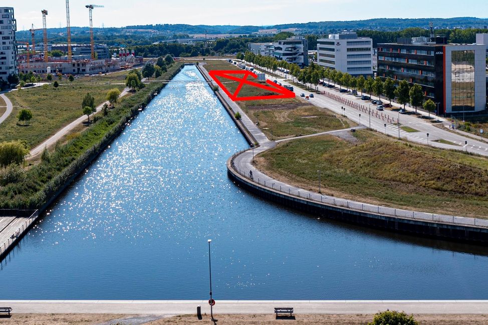Rot eingezeichnet befinden sich links und rechts der Harfenbrücke die Grundstücke, die die Böblinger Baugesellschaft direkt am Ufer des Langen Sees bebauen möchte. Doch weil die Kosten dafür aus dem Ruder gelaufen sind, ist unsicher, wann dieses Projekt realisiert werden kann. Bild: Dettenmeyer