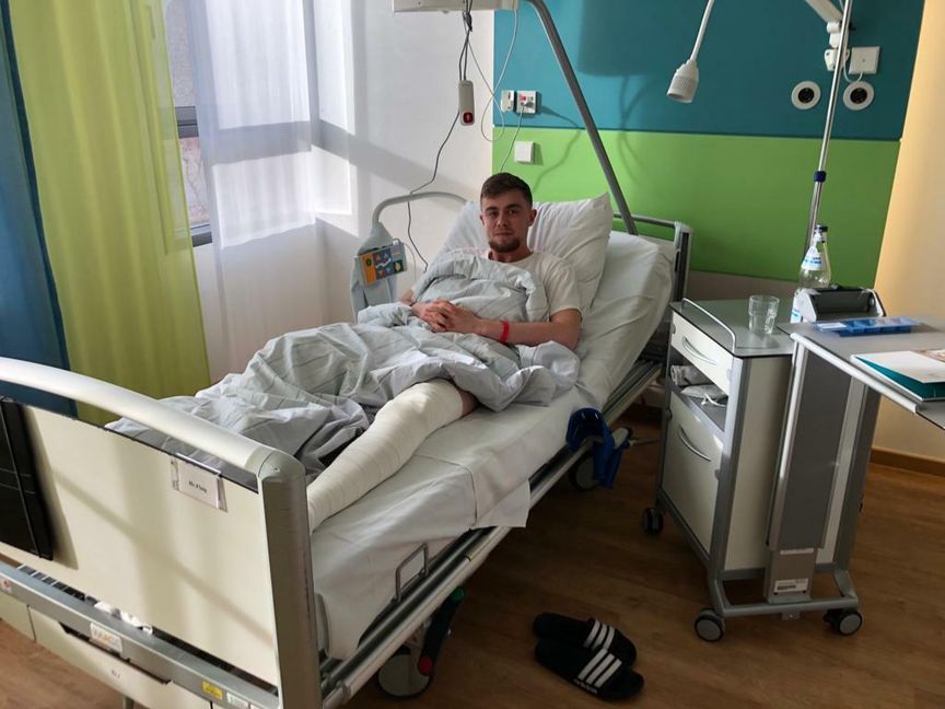 Kevin Flaig nach der Operation im Pforzheimer Krankenhaus. Millerweile ist der Ehninger Fußballer schon wieder Zuhause. Bild: Oberdorfer