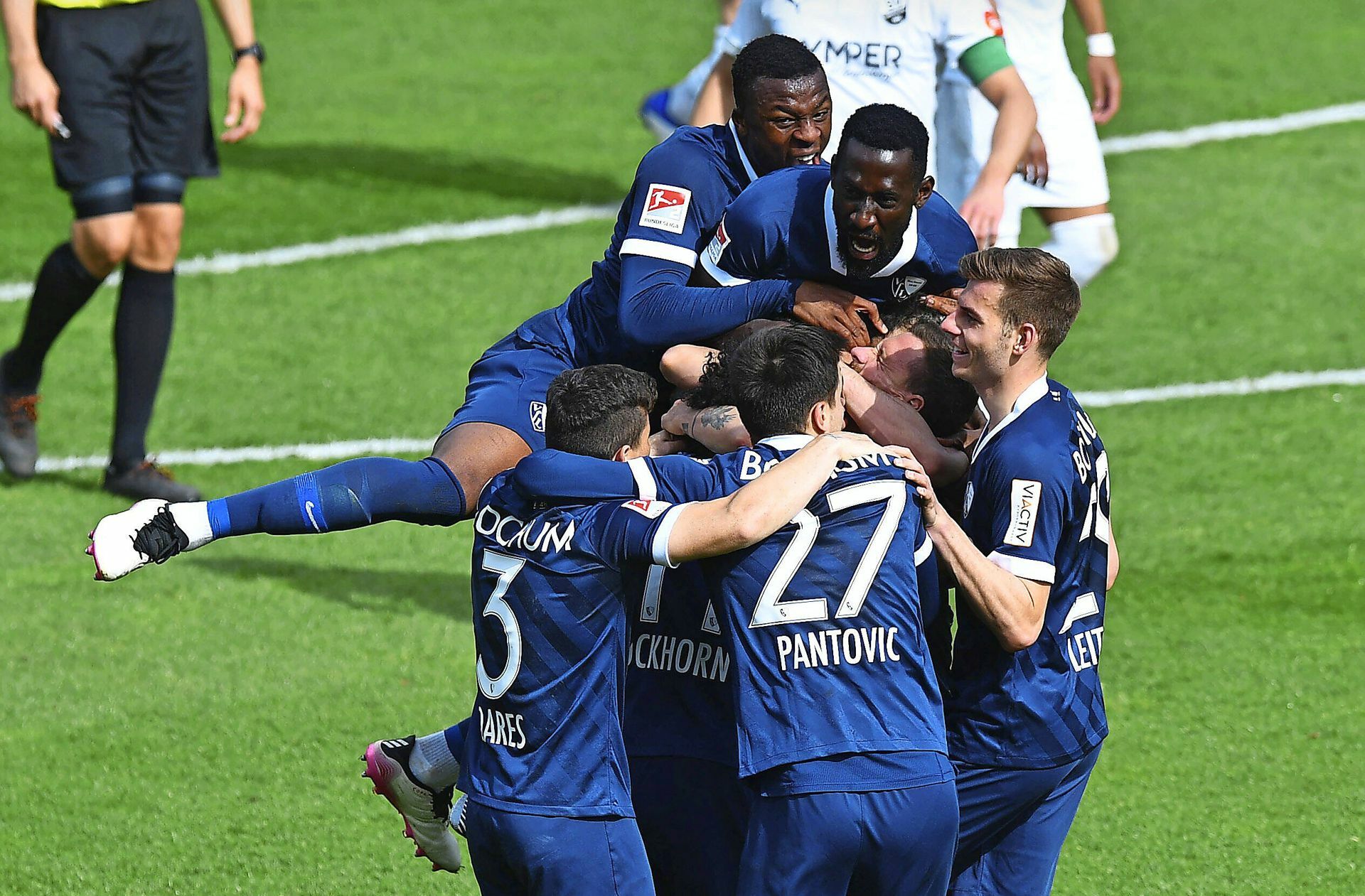 Jubel  im Revier – die Spieler des VfL Bochum feiern des Aufstieg Foto: imago/Revierfoto