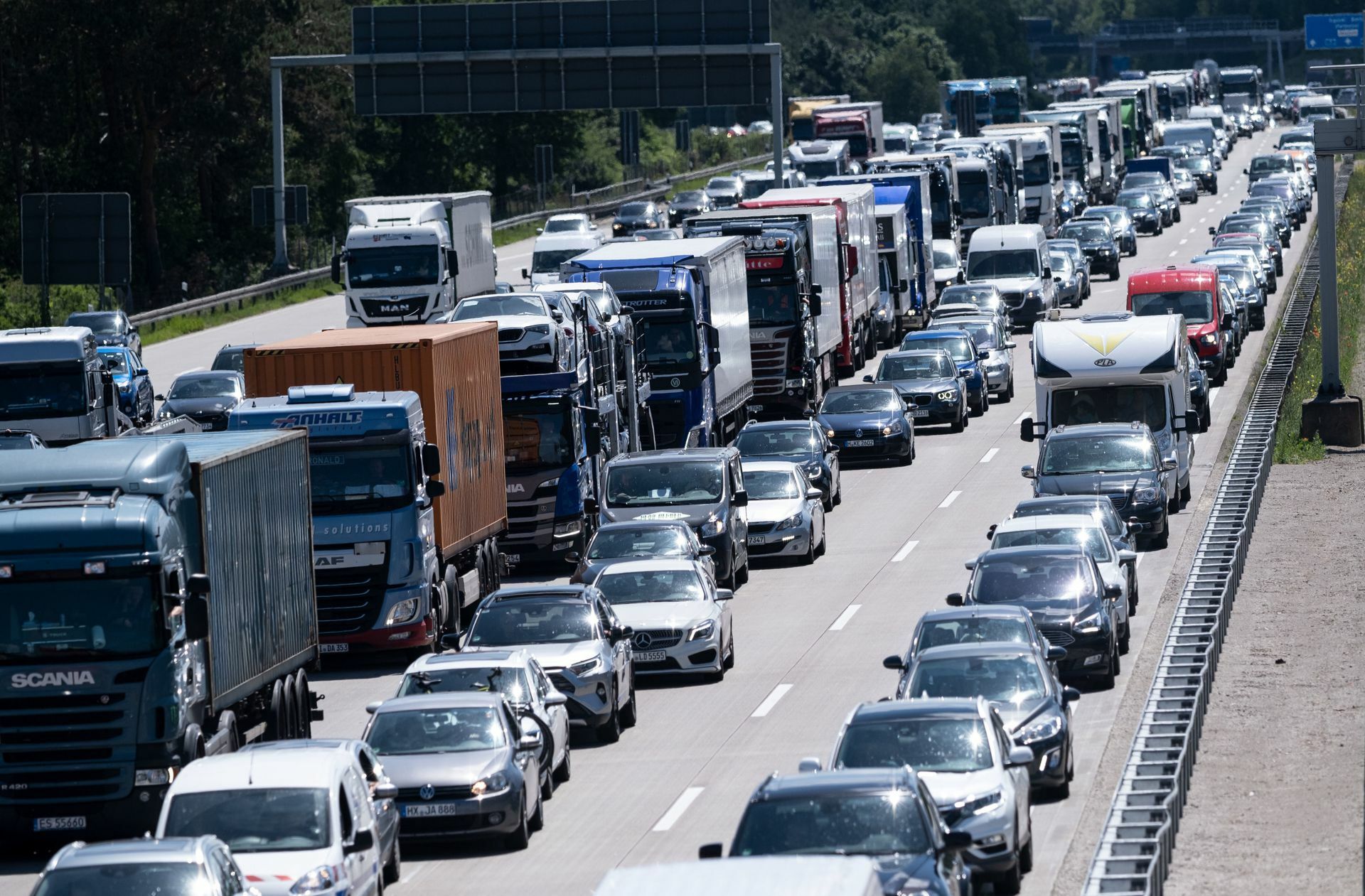 Auch  Einreisende auf dem Landweg müssen ab Sonntag nachweisen, dass sie ein verringertes Übertragungsrisiko haben.
 Foto: dpa/Peter Steffen