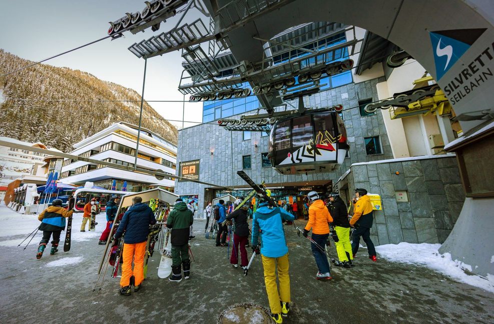 An der Silvretta-Seilbahn in Ischgl machen sich Wintersportler bereit für die Fahrt zur Skipiste.
Foto: imago/Eibner