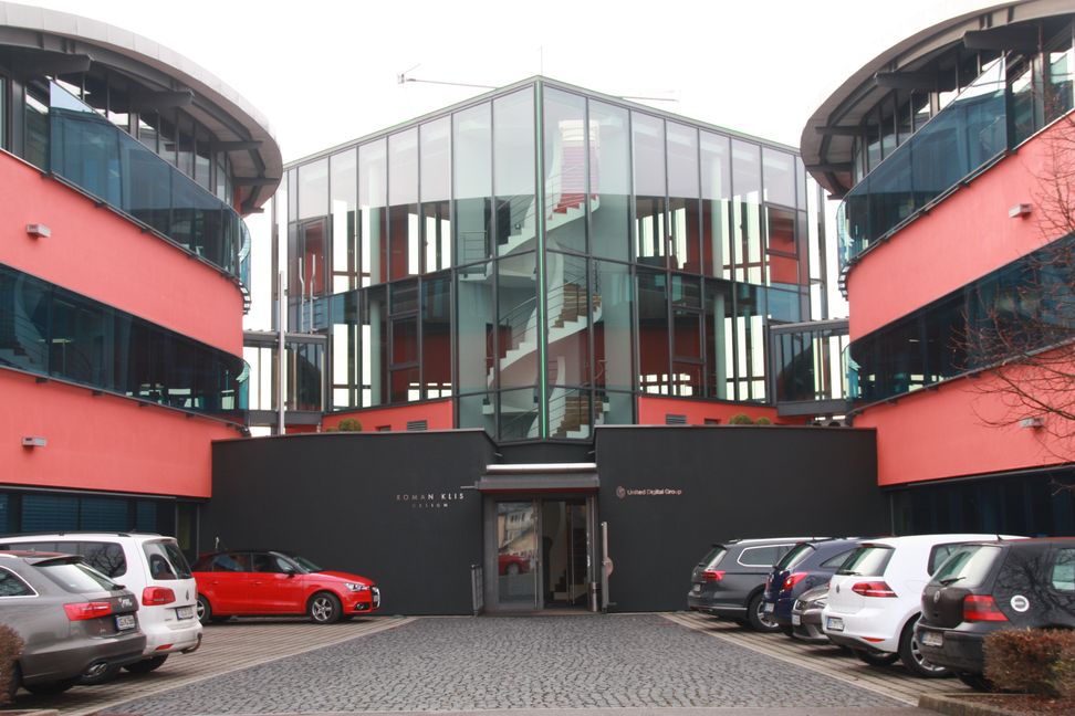Die EN Storage GmbH ist Mieter im Gebäude des Herrenberger Designers Roman Klis. Das Firmenschild, das links neben der Eingangstüre angebracht war, wurde vor wenigen Tagen abmontiert. Am Telefon läuft nur die Ansage des Anrufbeantworters (Bild: Jung).