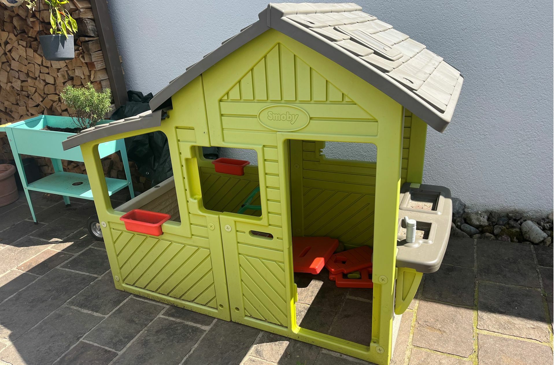 Tiny House bei Ebay: Die Fensterläden sind dem Frühjahrsputz zum Opfer gefallen.