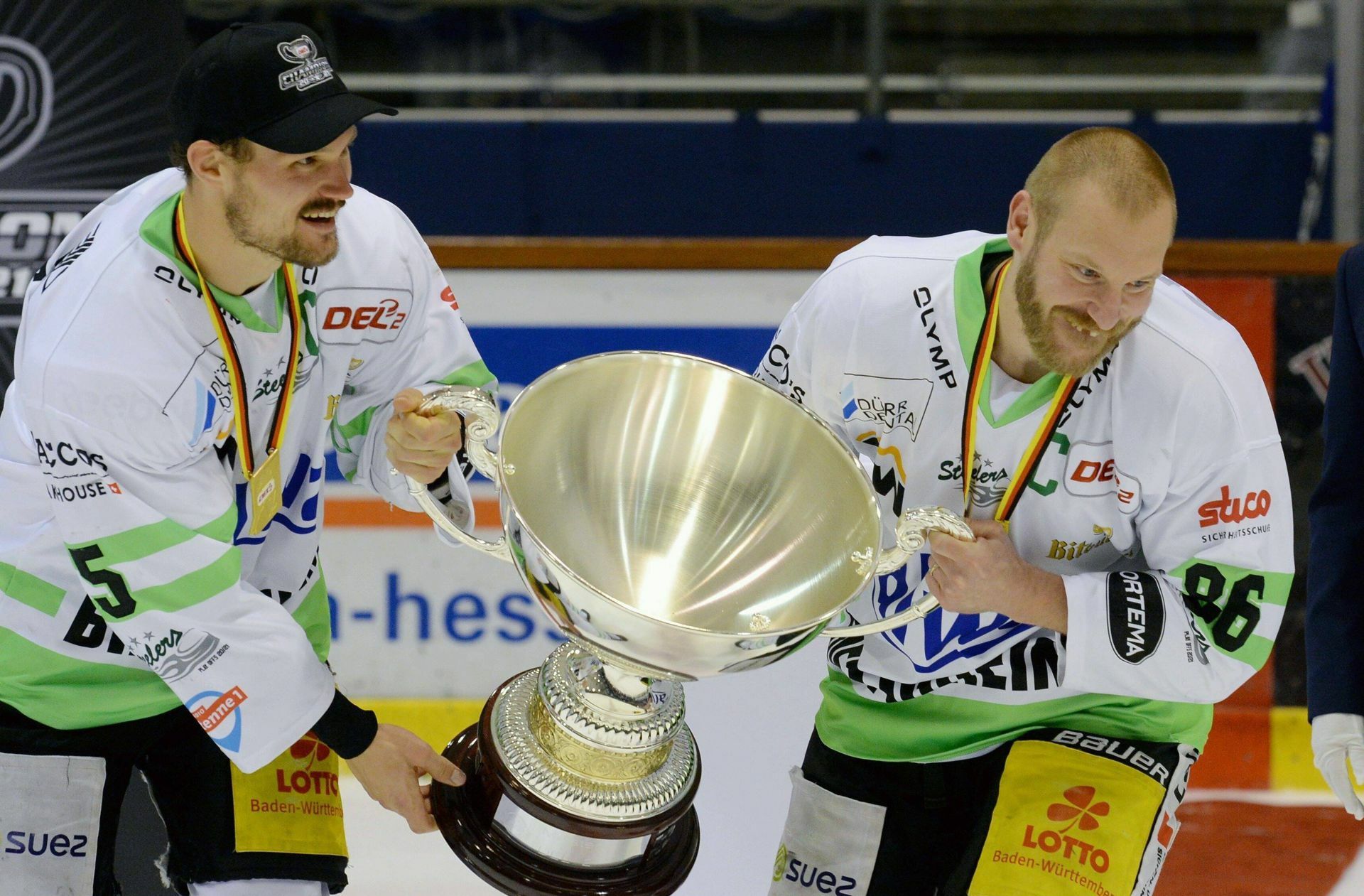 Kapitän Nikolai Goc (re.) und Steelers-Urgestein René Schoofs mit dem Meisterpokal – Schoofs feierte mit dem Club seinen  fünften Meistertitel, steigt aber erstmals in die DEL auf. Foto: imago/Roland Sippel