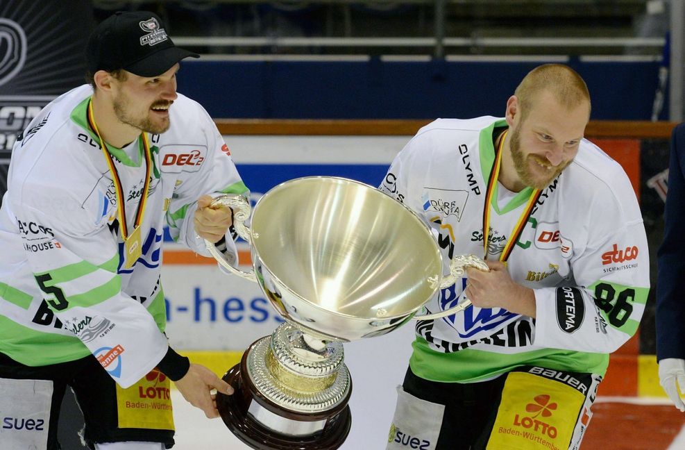 Kapitän Nikolai Goc (re.) und Steelers-Urgestein René Schoofs mit dem Meisterpokal – Schoofs feierte mit dem Club seinen  fünften Meistertitel, steigt aber erstmals in die DEL auf. Foto: imago/Roland Sippel
