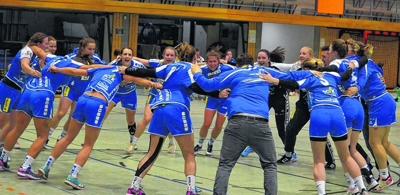 Mannschaft und das Trainer-Duo feiern zusammen den überraschend deutlichen Sieg gegen die SG Hofen/Hüttlingen und das Erreichen des Final-Four-Turniers. Bild: Zvizdiç