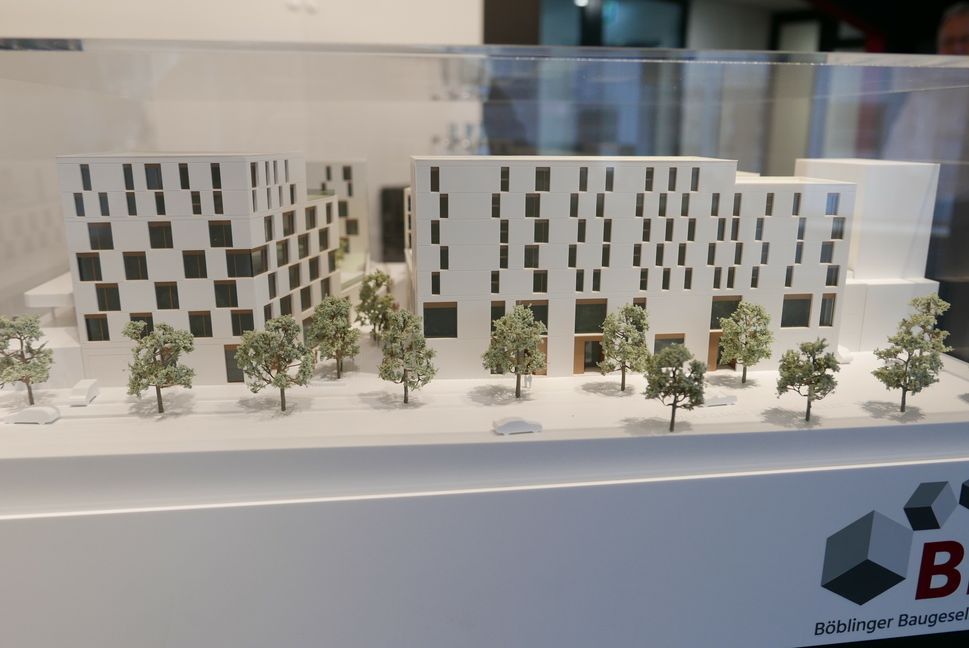 Die Front des Gebäudekomplexes mit großflächigem Einelhandel, Wohnungen und Büros zur Wolfgang-Brumme-Allee hin. Bild: Jung