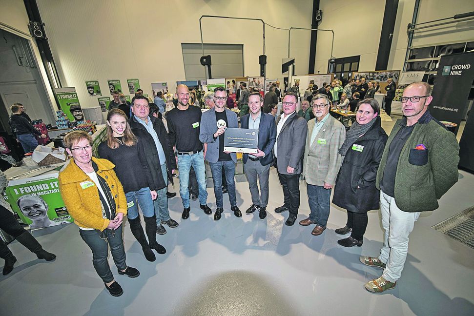 Übergabe der Auszeichnung als erfolgreiche Gründer-Kommune an den Magstadter Projektbeirat am Gründertag (von links): Gemeinderätin Brigitte Armbruster, Lena Winter vom BdS, Gemeinderat Thomas Keller, Andreas Pichler vom Bund der Selbstständigen, Henning Schimpf vom Wirtschaftsministerium, Bürgermeister Florian Glock, Gründungsberater Mario Buric, Gemeinderat Rudolf Franko, Gemeinderätin Andrea Garschke und Hans-Jürgen Böttcher, BdS-Vorsitzender.  Bild: Richter