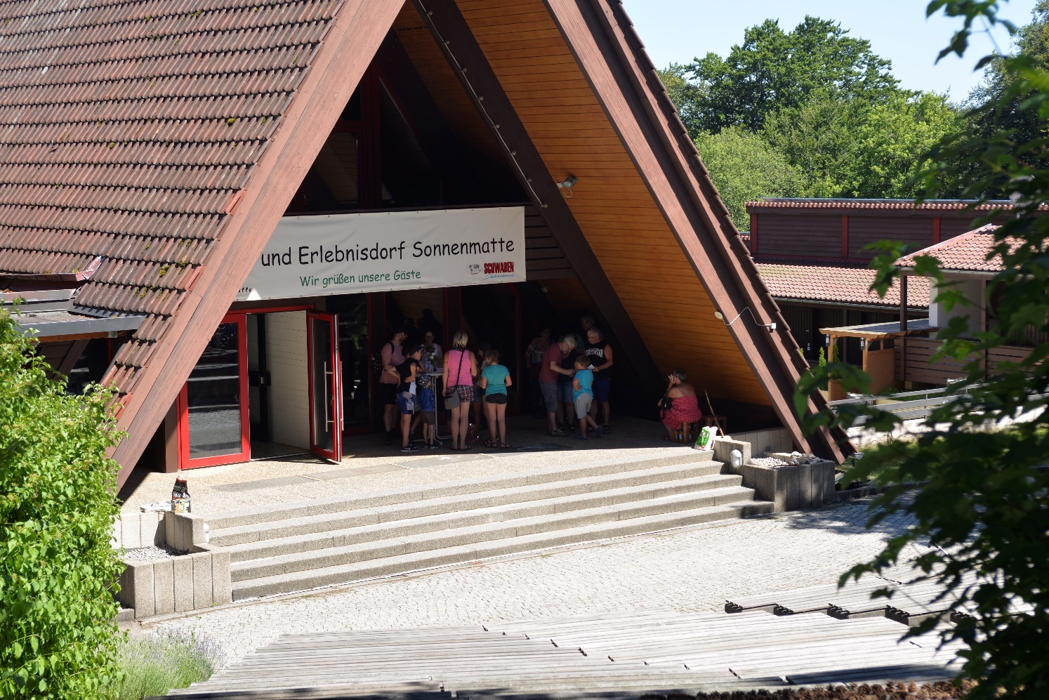 Eine Gruppe von Pflegeeltern bei der Vorbereitung zum Geochaching.     Bild: z
