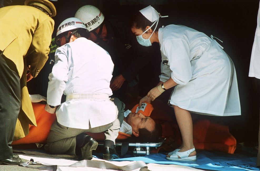 Ein durch das hochgiftige Nervengas Sarin verletzter Fahrgast wird nach dem Giftgasanschlag in der U-Bahn versorgt. Es war der weltweit erste Terroranschlag mit Giftgas. Im März 1995  verübte die japanische Sekte Aum Shinrikyo mit Sarin einen Anschlag auf Tokios U-Bahn. 13 Menschen starben, Tausende wurden verletzt.