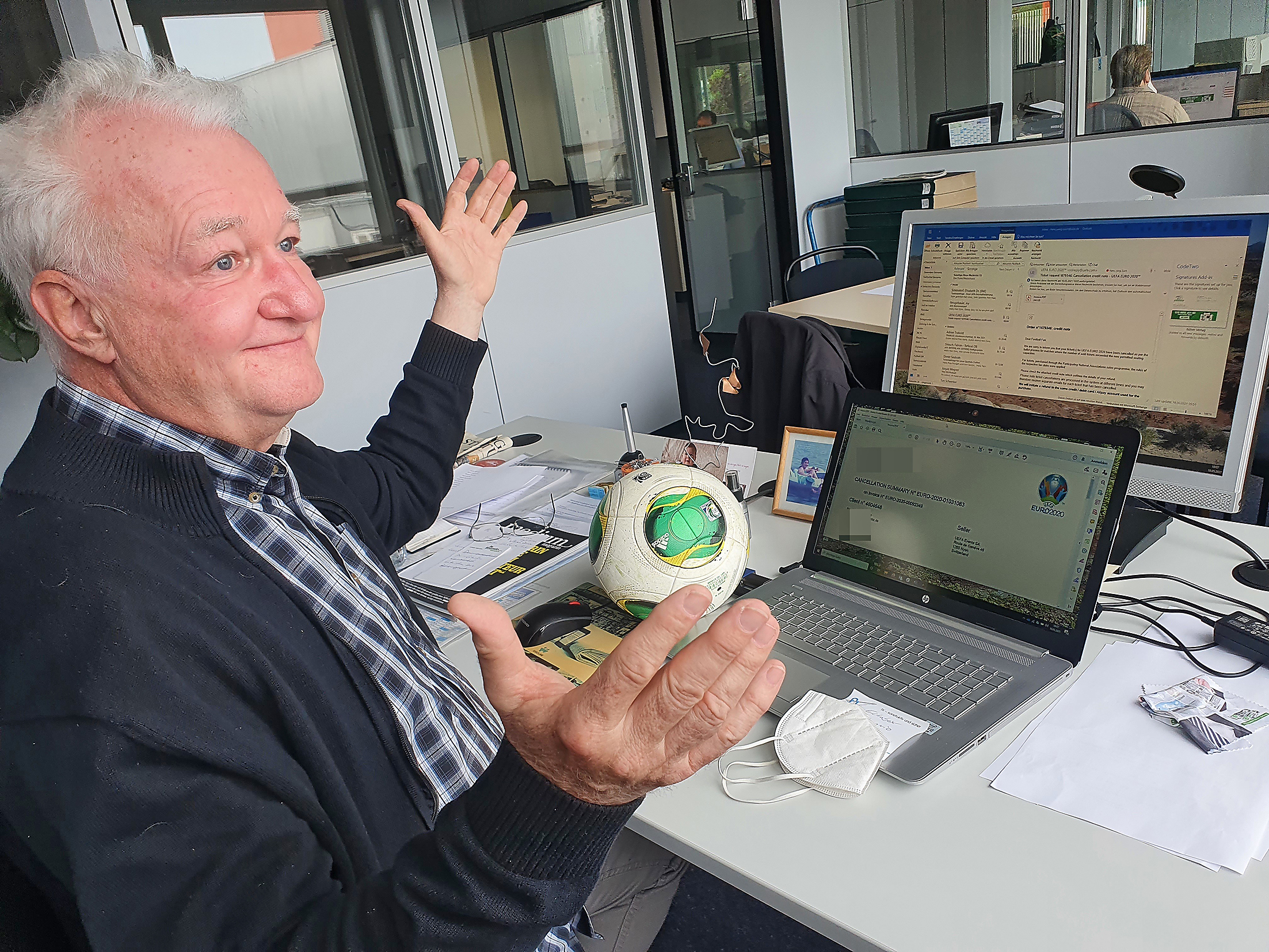 Was ist jetzt wieder los? Hans-Jörg Zürn hat mal wieder Post von der Uefa. Dieses Mal sind  es keine guten Nachrichten. Die Tickets für das Frankreich-Spiel sind geplatzt.Bild: Wegner
 267666931