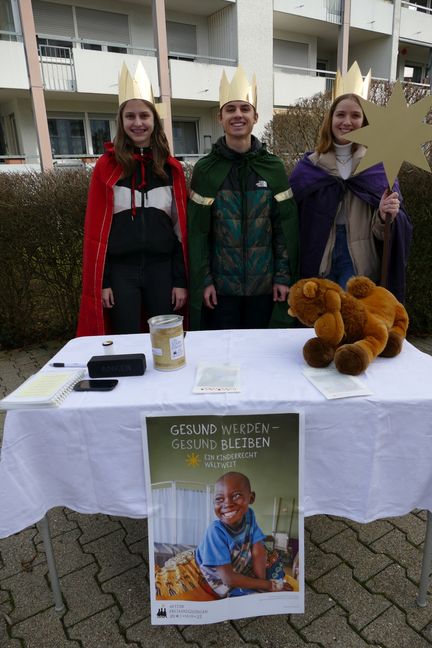 Drei Sternsinger, die schon seit der Grundschule mitmachen: von links Vivienne und Denis Roller sowie Sarah Tölln.    Bild: Lück