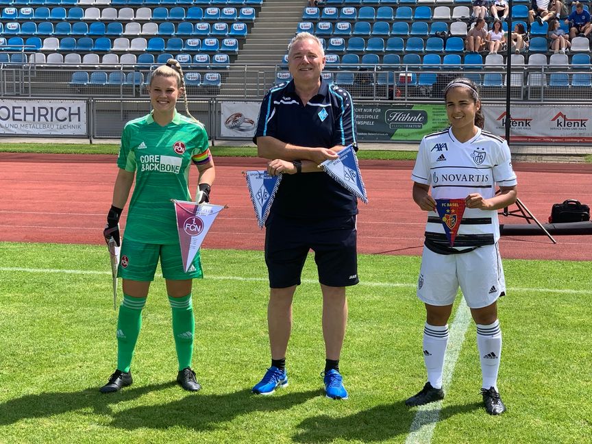 Wimpeltausch vor dem Anpfiff: Lea Paulick (1. FC Nürnberg), Detlef Büttner ind Yasmin Bunter (von links). Bild: Holzapfel