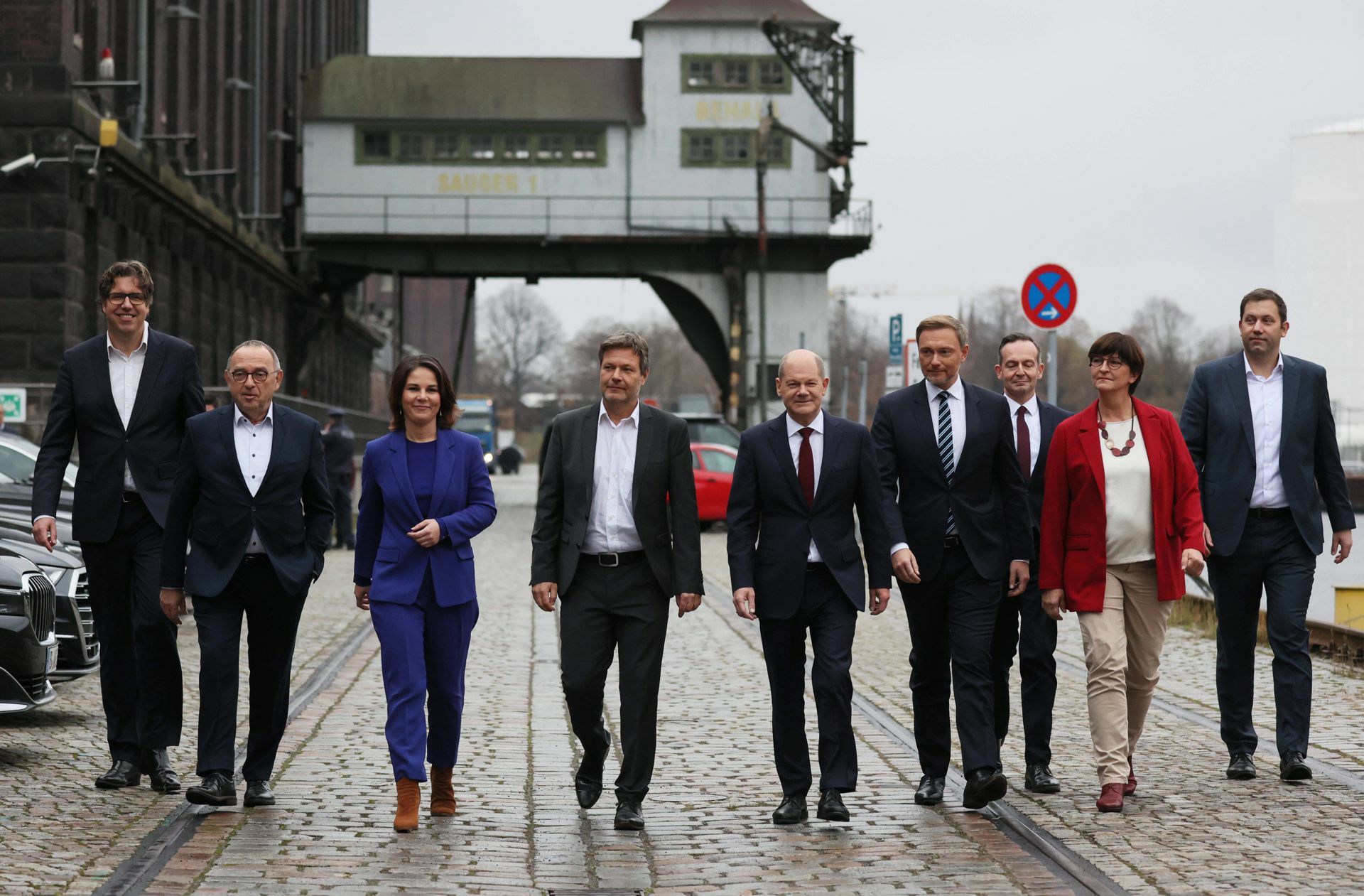 Michael Kellner, Norbert-Walter Borjans, Annalena Baerbock, Robert Habeck, Olaf Scholz, Christian Lindner, Volker Wissing, Saskia Esken und Lars Klingbeil vor der Vorstellung des Koalitionsvertrags in Berlin am 24. November 2021 vor.