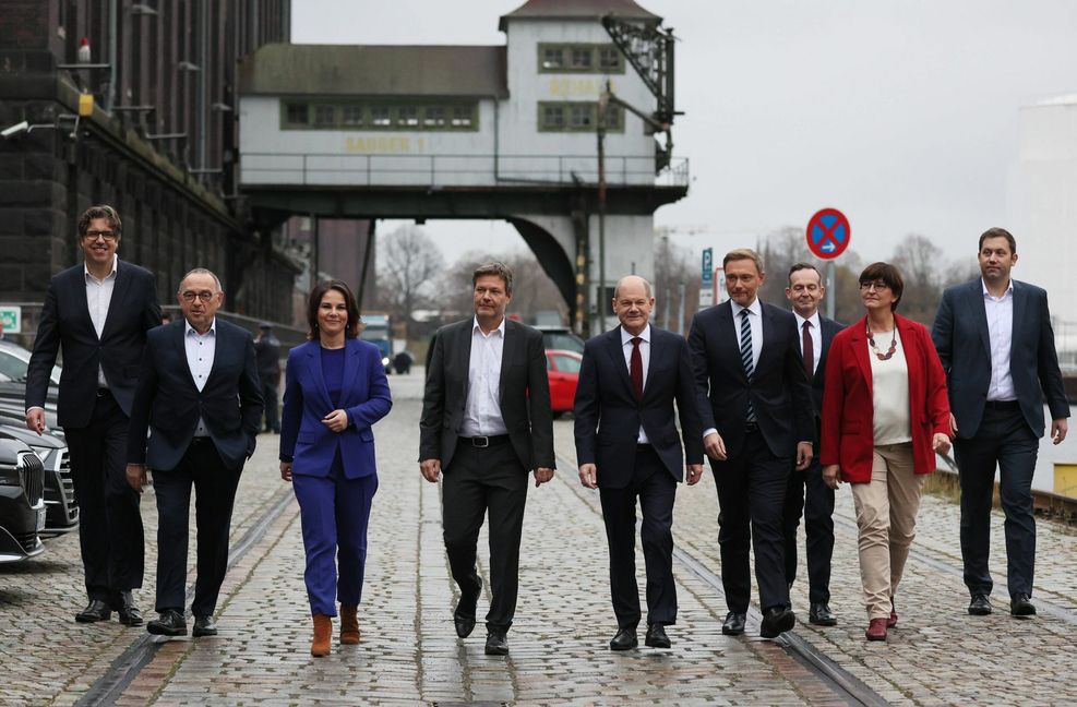 Michael Kellner, Norbert-Walter Borjans, Annalena Baerbock, Robert Habeck, Olaf Scholz, Christian Lindner, Volker Wissing, Saskia Esken und Lars Klingbeil vor der Vorstellung des Koalitionsvertrags in Berlin am 24. November 2021 vor.