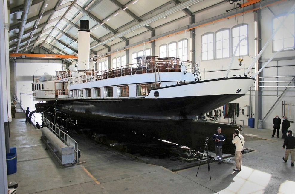 Seit gestern wird die Hohentwiel in der größten Werft am Bodensee generalüberholt. Foto: Hildegard Nagler