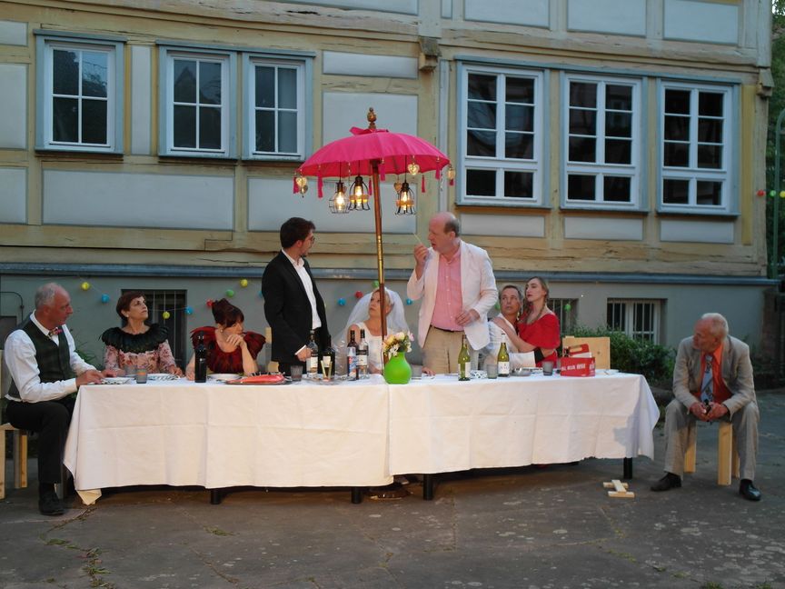 „Die Kleinbürgerhochzeit“ im Serenadenhof. Bild: Staber