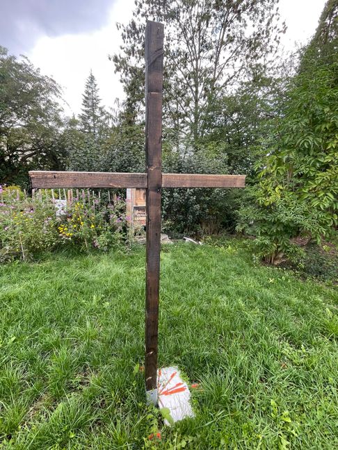 Das Kreuz ist gleichzeitig eine Sonnenuhr.