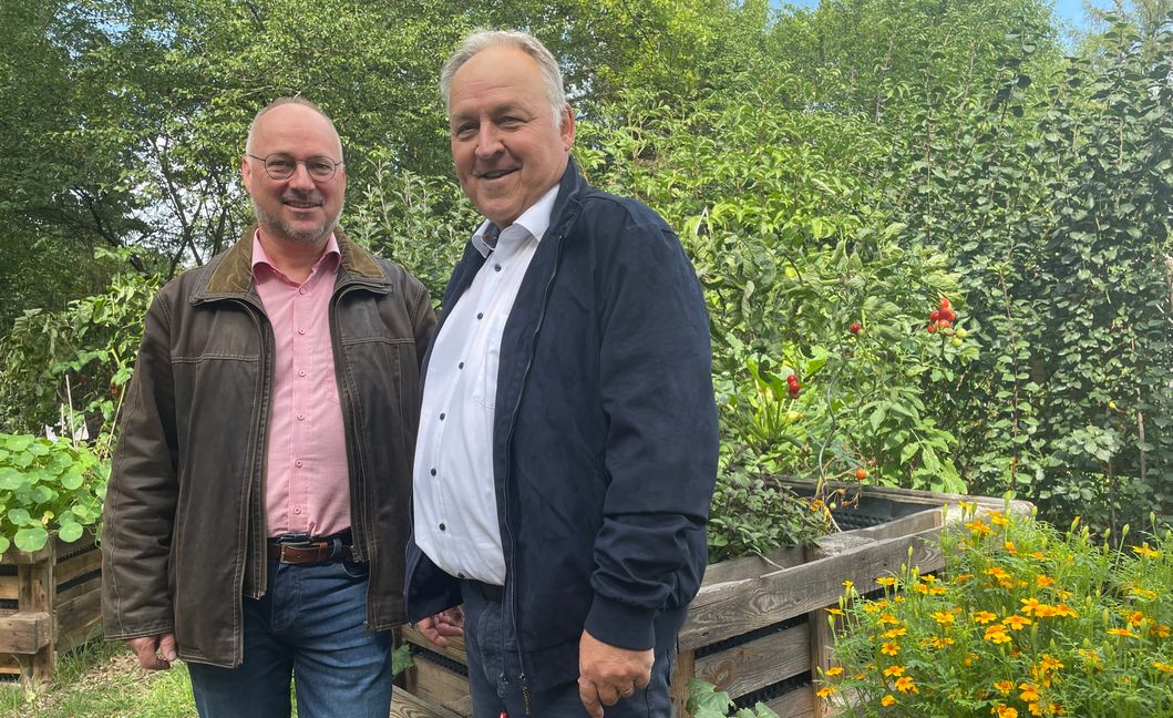 Kirchengemeinderat Christoph Natzschka (links) und Pfarrer Jens Junginger im Schöpfungsgarten: Sie sind stolz darauf, was jeder Einzelne hier geleistet hat. Bilder: Gospodarczyk