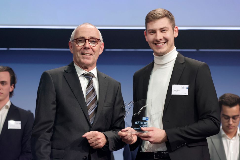 18. Nationale DIHK-Bestenehrung in Berlin – von links: Peter Adrian (DIHK-Präsident), Julian Filipps (Mercedes-Benz AG). Bild: z