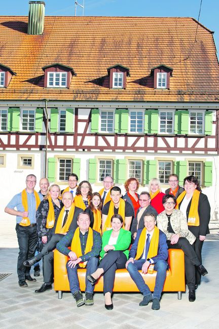 Die Kandidatinnen und Kandidaten der Freien Liste Magstadt für die Kommunalwahl: von links (stehend) Rolf Pelzer, Udo Gommel, Manuela Schneider, Dr. Mark Hillmann, Annette Klenke, Lena Winter, Stefan Andre, Maximilian Schwarz, Susanne Wolbold, Bernd Nass, Sanja Wellinger, Erik Stähle, Margit Holzwarth. Auf dem Sofa sitzend von links: Wolfgang Stiegler, Oliver Altvater, Andrea Garschke, Uwe Schäfer, Anette Bebion. Bild: z