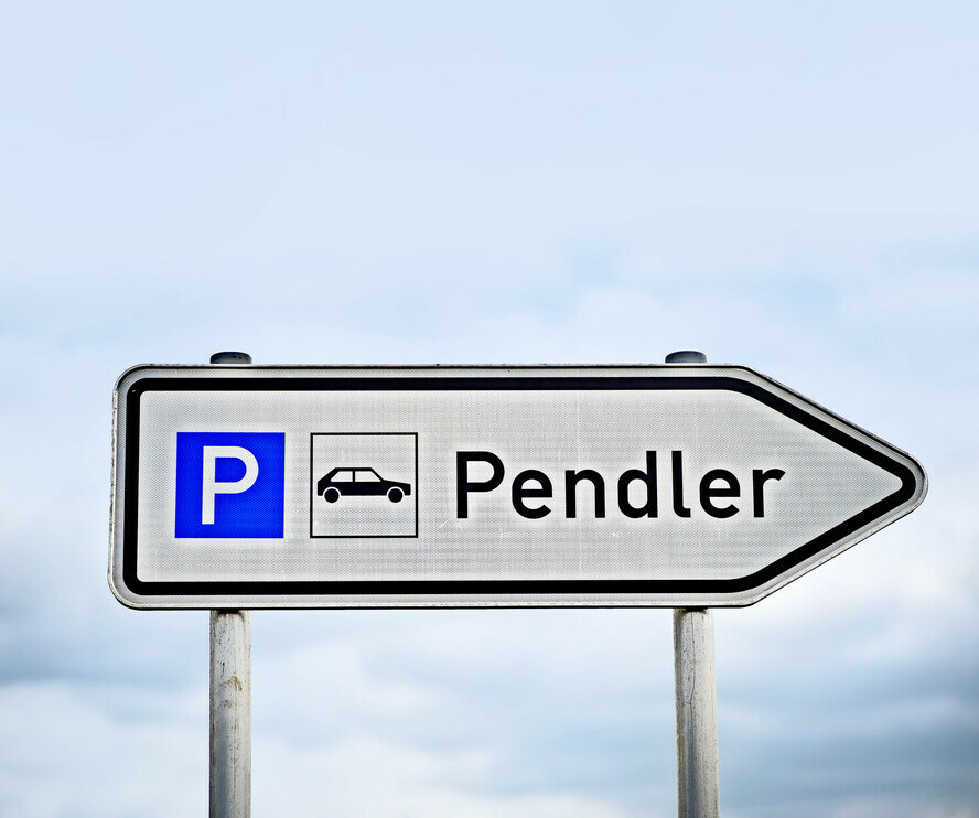 Zum Arbeitsplatz pendeln und dafür günstig wohnen? Lohnt sich nicht immer, sagen die Experten der Postbank.