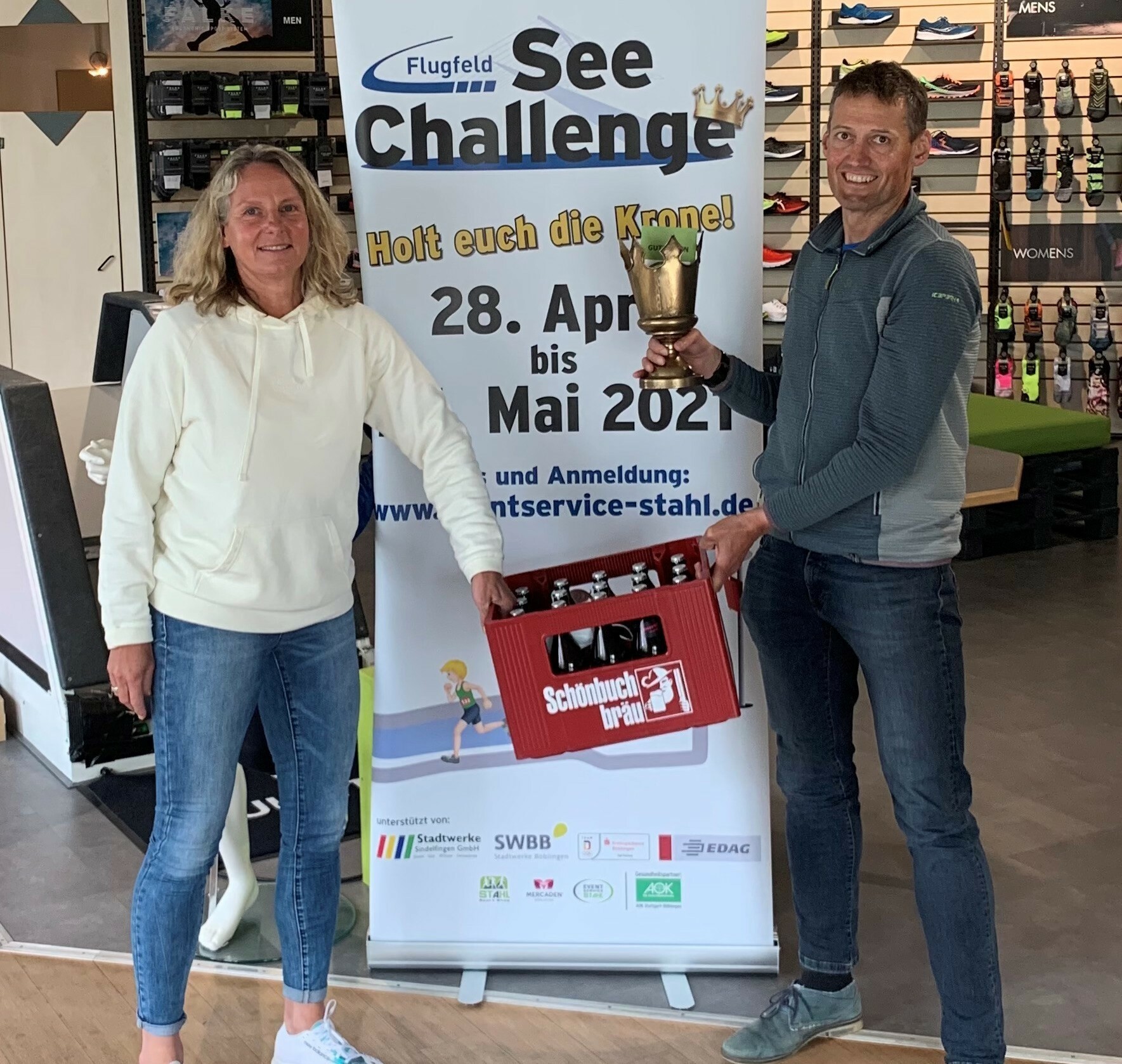 Für Stephan Schwalb ging es 268 Mal um dem Langen See. Jetzt ist der Mann vom ASV Ehningen der Flugfeldsee-König. Von Karen Stahl gab es dafür den Pokal. Bild: z