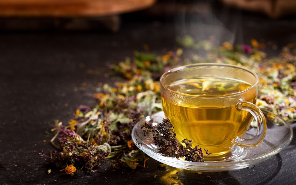 In Kräutertees werden unter anderem Blätter, Blüten, Stiele und Wurzeln von Pflanzen verwendet. Diese werden auch oft zu Heilzwecken eingesetzt. Bild: Nitr/Adobe Stock