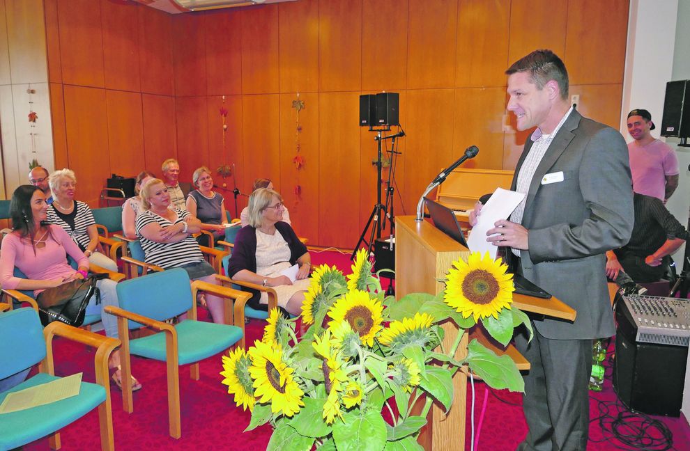 Beim 20. Geburtstag der Tagesklink: am Rednerpult Michael Eichhorst, Geschäftsführer des Klinikums Nordschwarzwald in Calw, in der ersten Reihe die leitende Ärztin Dr. Sabine Gerritsen, hinten in der Mitte Dr. Herald Hopf. Die Band Alterna story sorgte für musikalische Aufheiterung. Bild: Lück