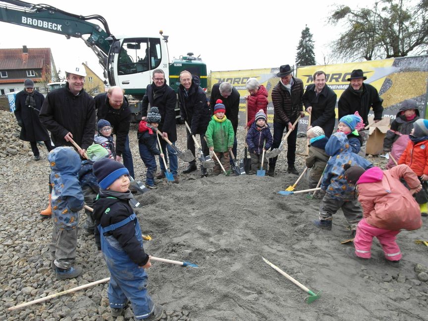 Mit dem mit Kindern des Waldkindergartens ausgeführten offiziellen Spatenstich sind die Erschließungsarbeiten für das rund 4,7 Hektar große Schönaicher Baugebiet "Erweiterung Westrand" eingeleitet worden, in dem an der Böblinger Straße Wohnraum für rund 370 Menschen entstehen soll (von links): Wolfram Sonntag (Ortsbaumeister), Hartwig Belstler (Planungsbüro  ISW), Axel Breitmaier (Geschäftsführer Baufirma Brodbeck), Thomas Morof (Geschäftsführer der Morof-Unternehmensgruppe), Vermessungsingenieur Guido Hils, Grundstücks-Eigentümerin Gertrud Zeeb, Heinz Zimmermann (Geschäftsführer des Erschließungsträgers), Bürgermeister Dr. Daniel Schamburek, Bauamtsleiter Herbert Schlecht.                  Bild: Staber
