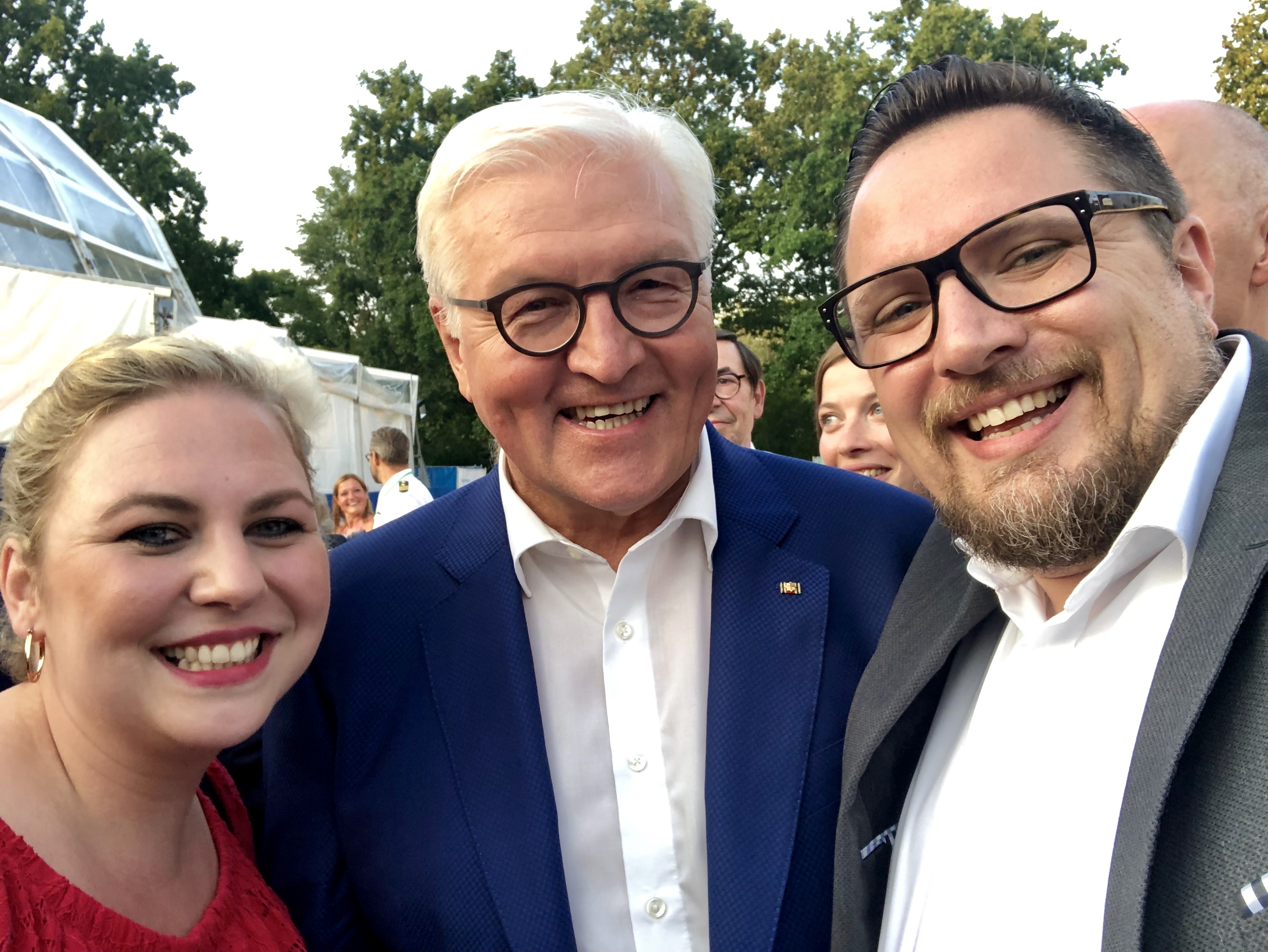 Selfie mit dem Bundespräsidenten: Siegfried Barth und seine Frau Michaela mit Frank-Walter Steinmeier. Bild: z